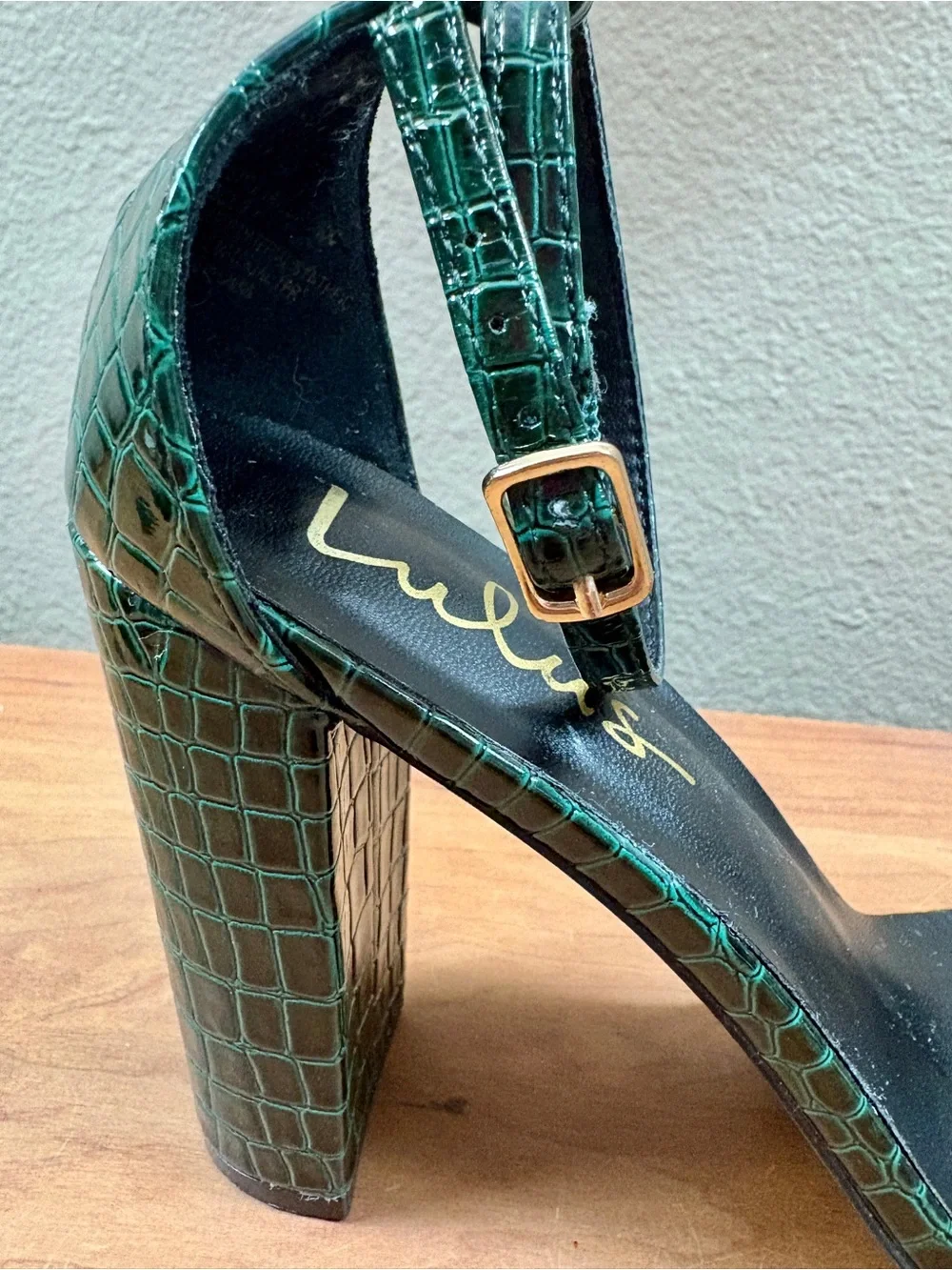 Lulus Taylor Evergreen Crocodile-Embossed Block Heel Sandals Ankle Strap size 8